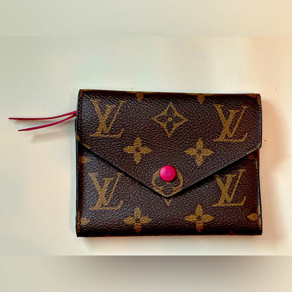 Louis Vuitton Victorine Wallet (like new!)